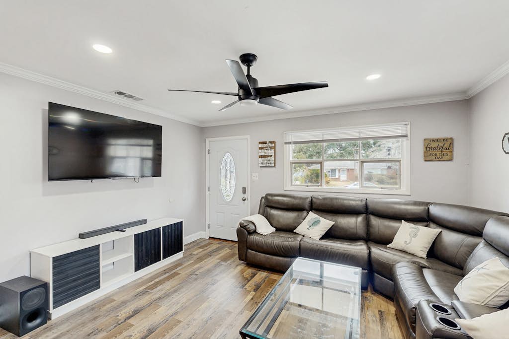 Charming home w/wifi, outdoor patio, and in the heart of Savannah