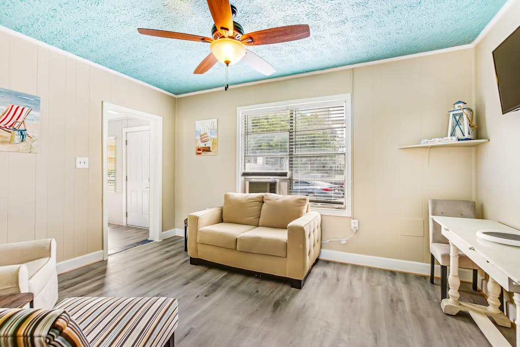 Cozy coastal escape near the beach & shopping with fast WiFi, AC