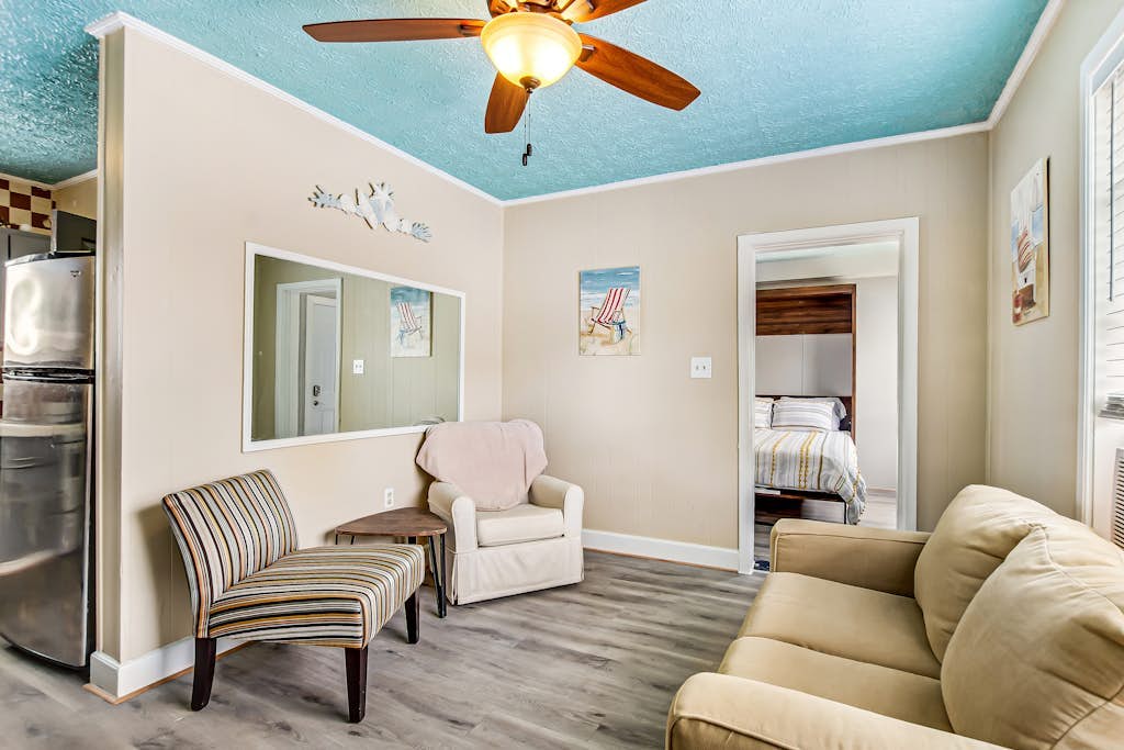 Cozy coastal escape near the beach & shopping with fast WiFi, AC