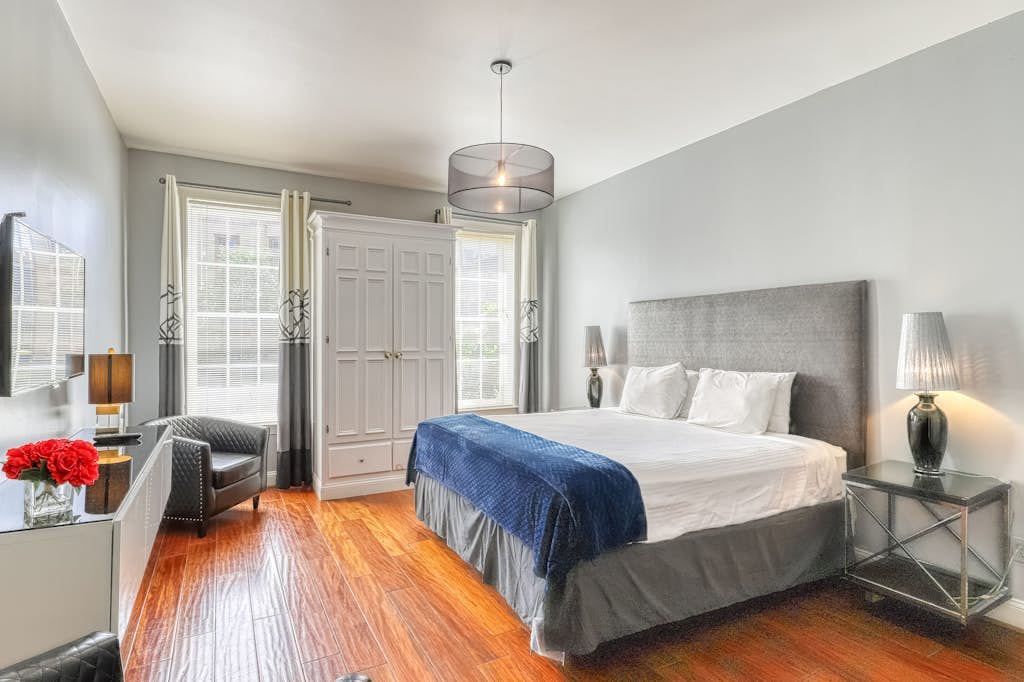 Upscale Savannah getaway with WiFi - one mile from downtown