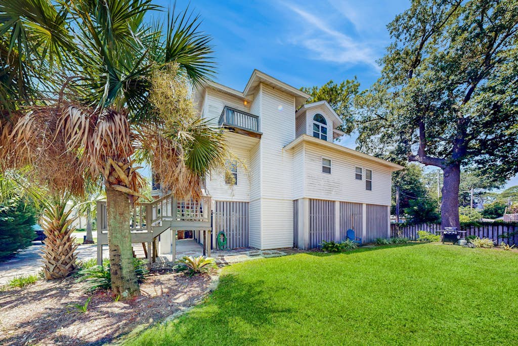 Quiet beach home on cul-de-sac with screened porch, grill & game room