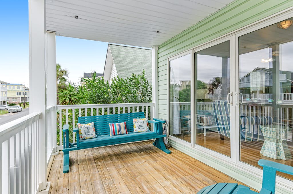 Coastal gem with balcony, central AC, washer/dryer - walk to dining & shops