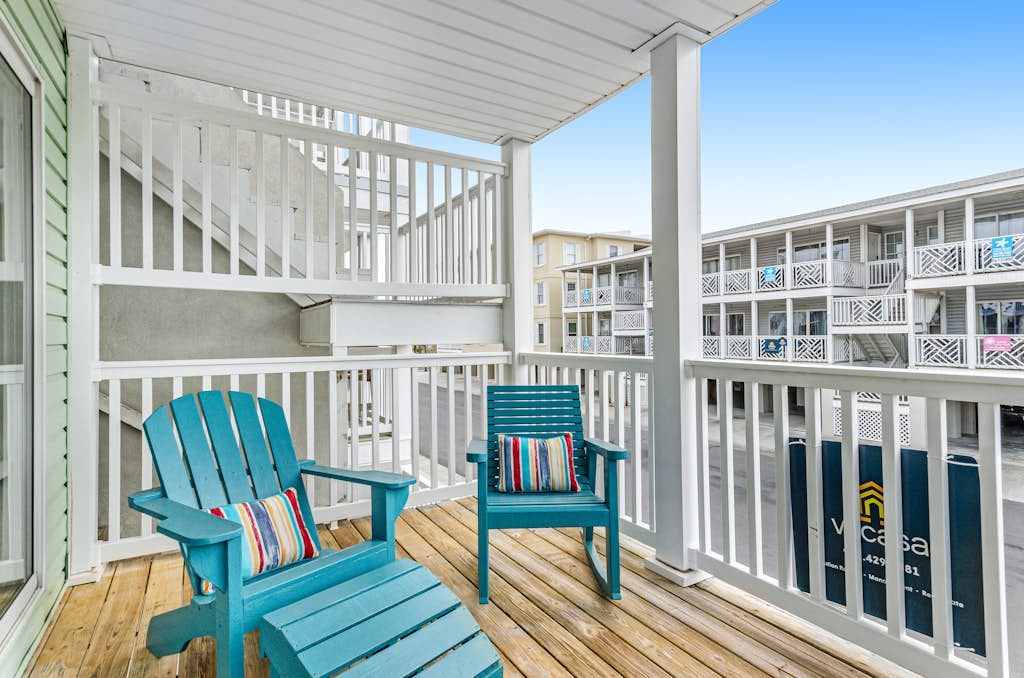 Coastal gem with balcony, central AC, washer/dryer - walk to dining & shops