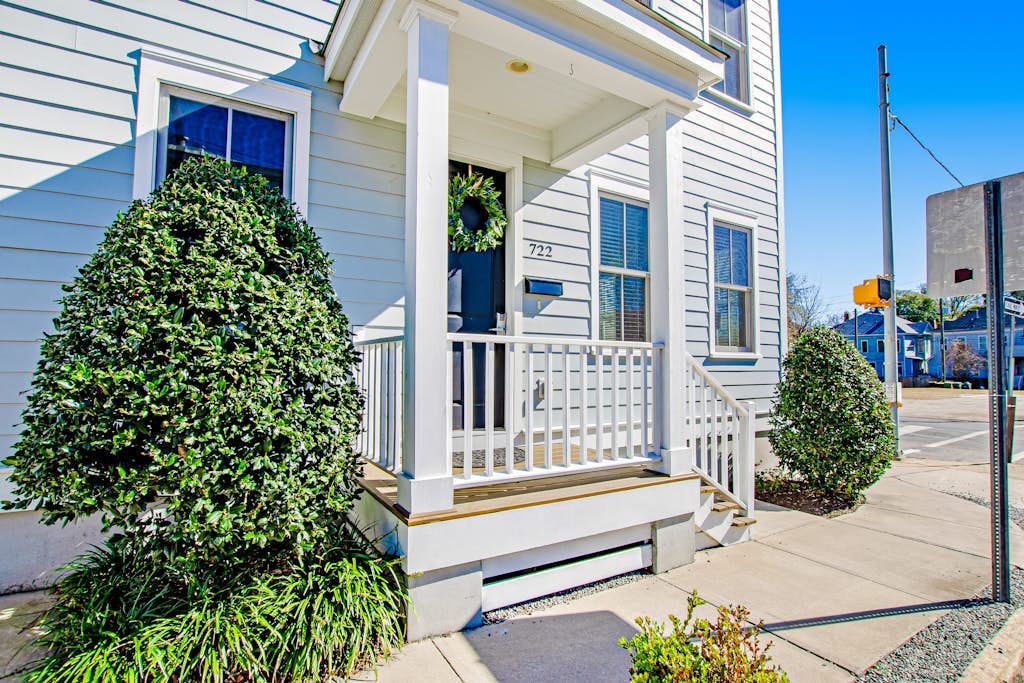 Bright & beautiful home with a darling patio, WiFi, central A/C, & gas grill