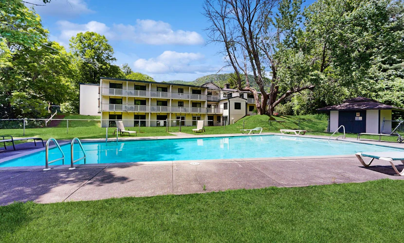 Four Season Condo: easonal pool, ski, hike & golf