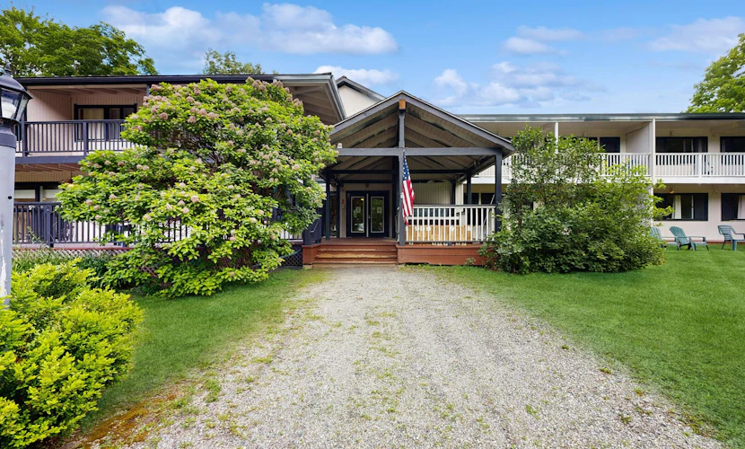 Four Season Condo: seasonal pool, ski, hike & golf