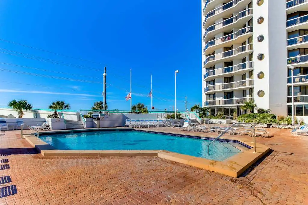 Beach View Studio w/Private Balcony, Pool, Hot Tub & Resort Access
