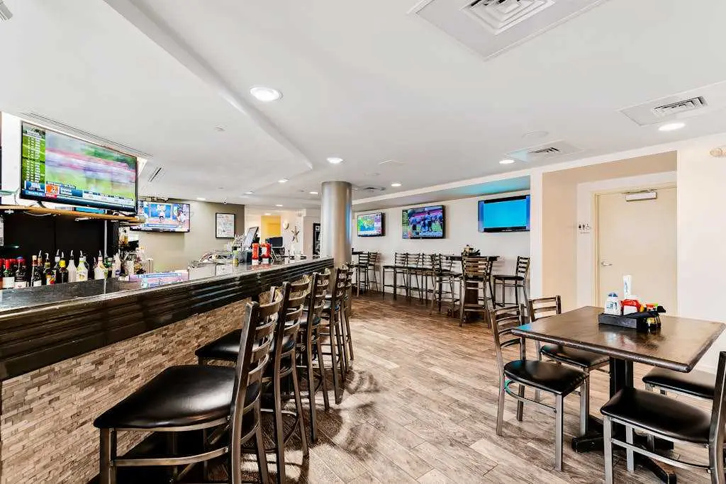 Beach View Studio w/Private Balcony, Pool, Hot Tub & Resort Access
