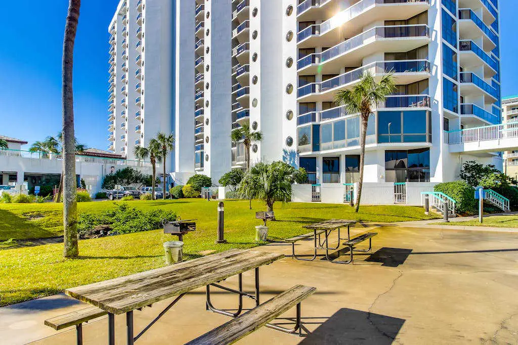 Beach View Studio w/Private Balcony, Pool, Hot Tub & Resort Access