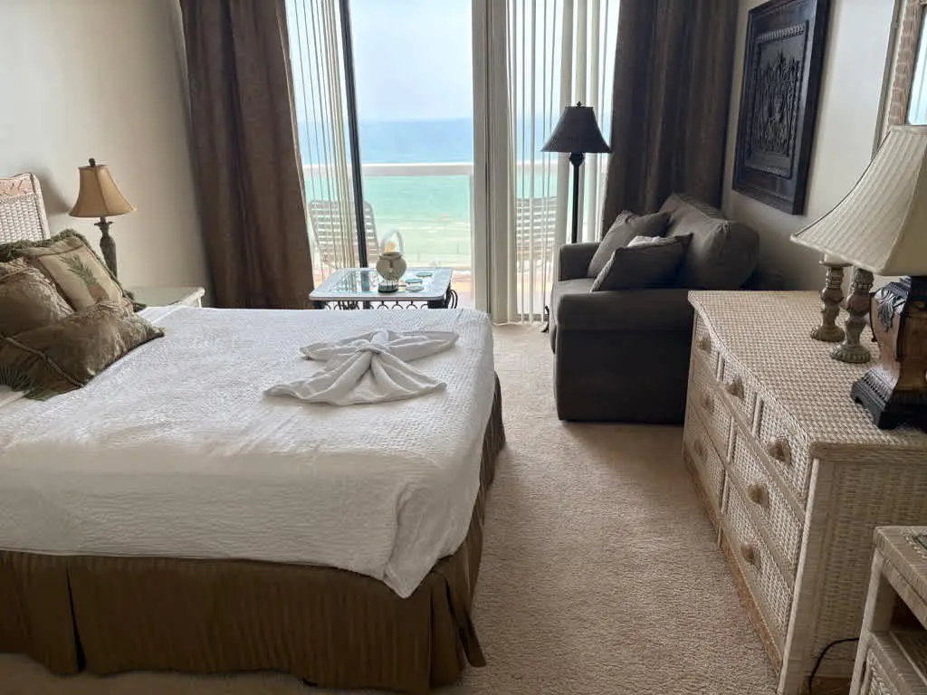 Beach View Studio w/Private Balcony, Pool, Hot Tub & Resort Access