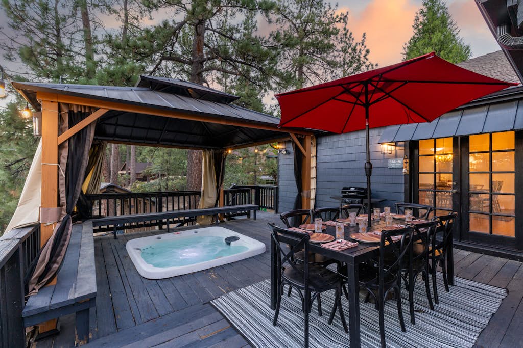 Lundquist House | Luxury 4BR | Wraparound Deck & Hot Tub | Antler Chandelier | Idyllwild