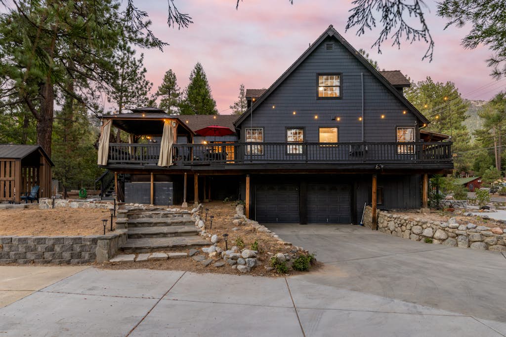 Lundquist House | Luxury 4BR | Wraparound Deck & Hot Tub | Antler Chandelier | Idyllwild
