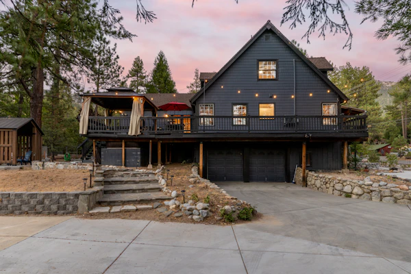 Lundquist House | Luxury 4BR | Wraparound Deck & Hot Tub | Antler Chandelier | Idyllwild