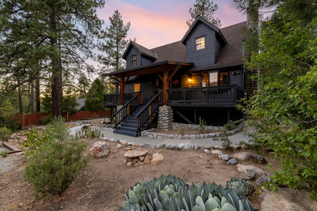 Lundquist House