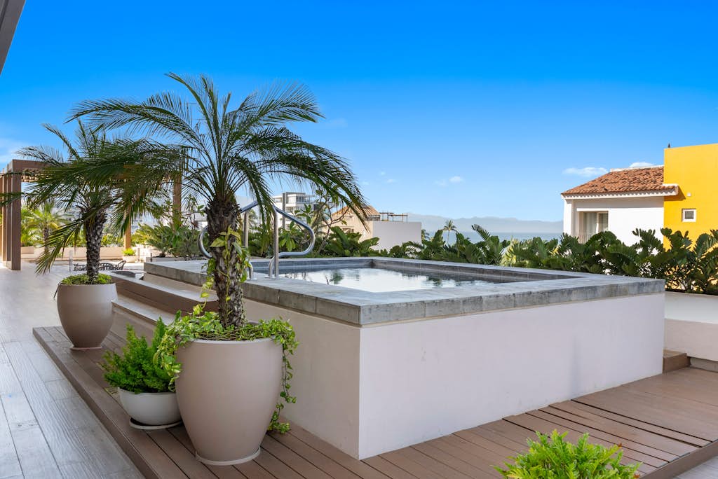 Luxury 2BR Lock-Off | Rooftop Pool | Golden Zone