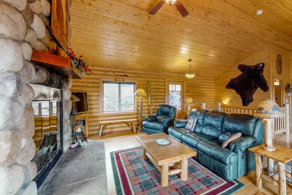 Classic Mountain Home w/ Stunning Views, WiFi, Private Hot Tub & Fireplace