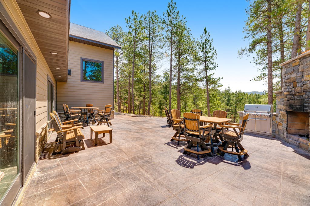 Huge home w/private hot tub, rec room, gas fireplace, firepit, grill, 2 kitchens
