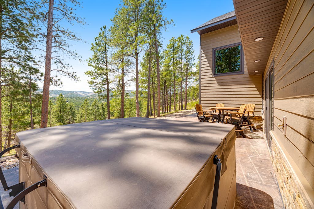 Huge home w/private hot tub, rec room, gas fireplace, firepit, grill, 2 kitchens