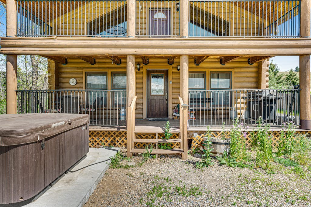 Classic home w/loft, private hot tub, 2 fireplaces, gas grill, W/D, large deck