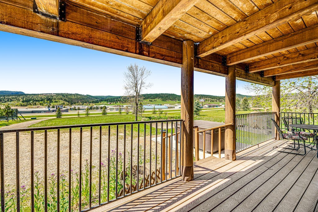 Classic home w/loft, private hot tub, 2 fireplaces, gas grill, W/D, large deck