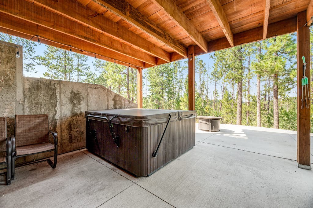Brand new home w/private hot tub, foosball table, 2 gas fireplaces, & gas grill