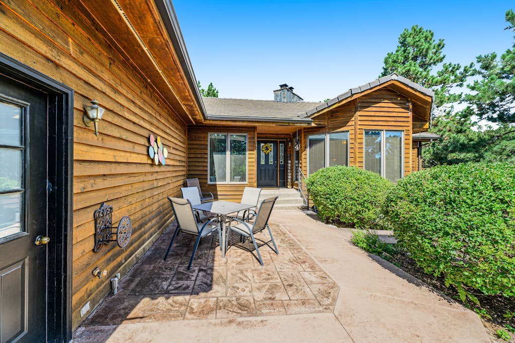 Rustic Black Hills home in secluded location w/sauna, fireplace, private hot tub