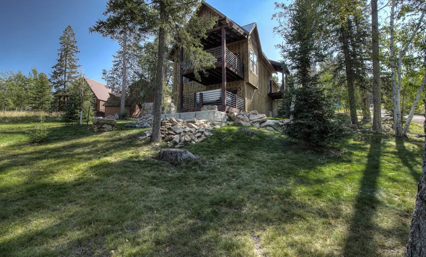 Woodland lodge 1/4 mile from Terry Peak with private hot tub, firepit, fireplace
