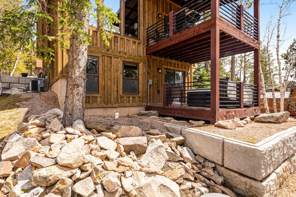 Woodland lodge 1/4 mile from Terry Peak with private hot tub, firepit, fireplace