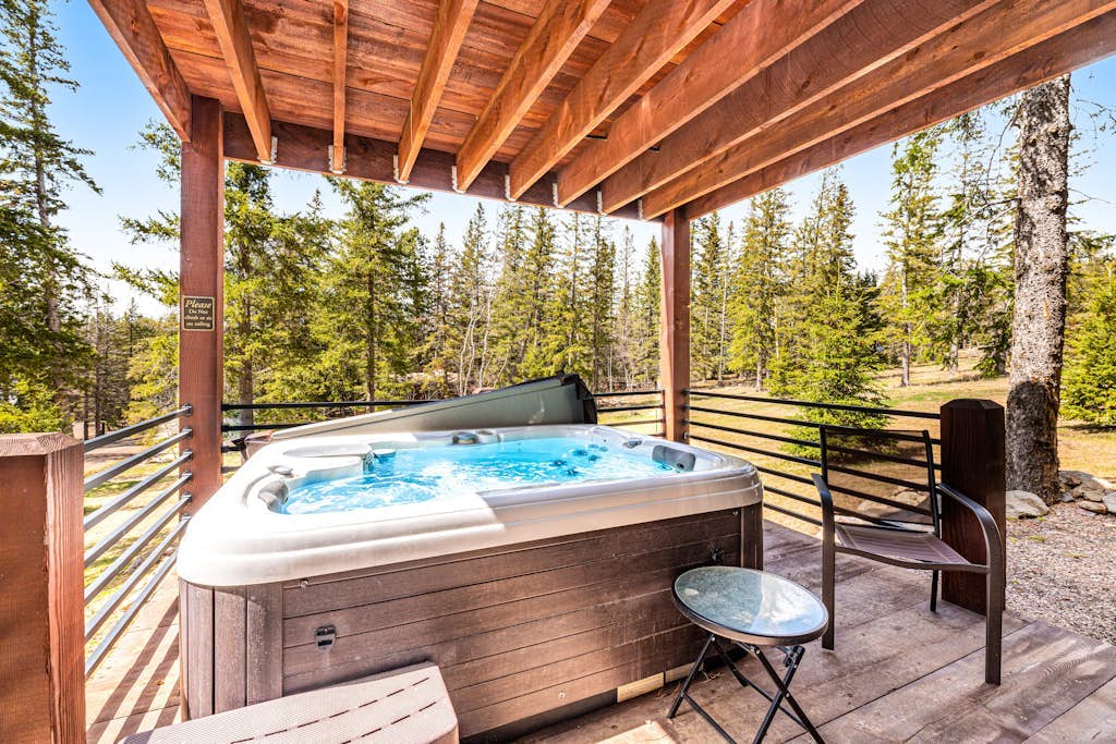 Woodland lodge 1/4 mile from Terry Peak with private hot tub, firepit, fireplace