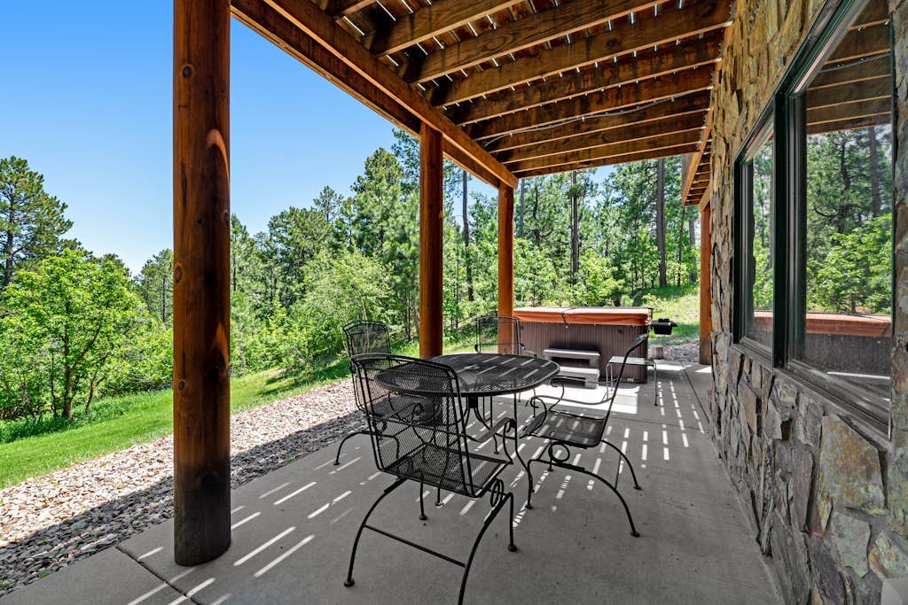 3-story home with private hot tub, wood fireplace, gas grill, and washer/dryer