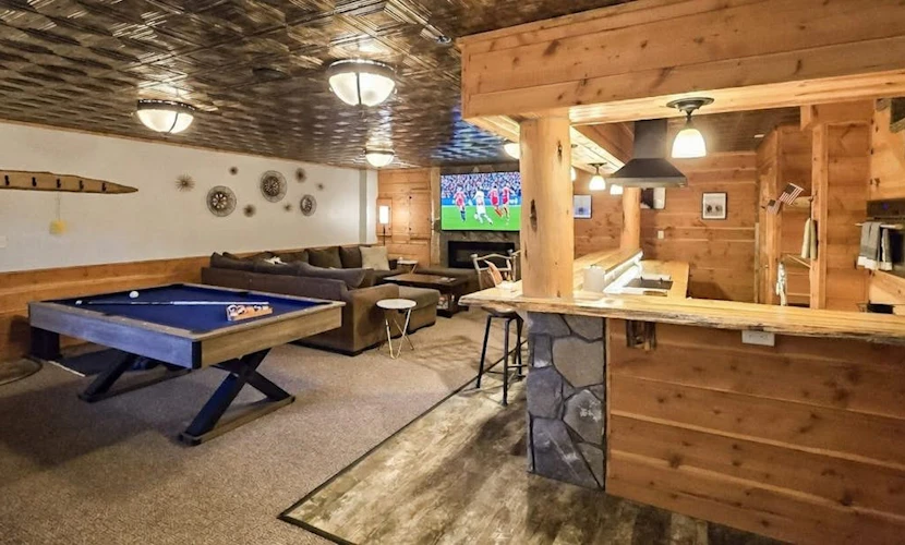 Dog-friendly house with mountain view and pool access