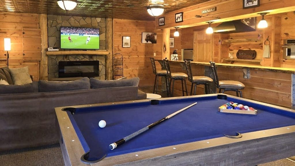 Dog-friendly house with mountain view and pool access