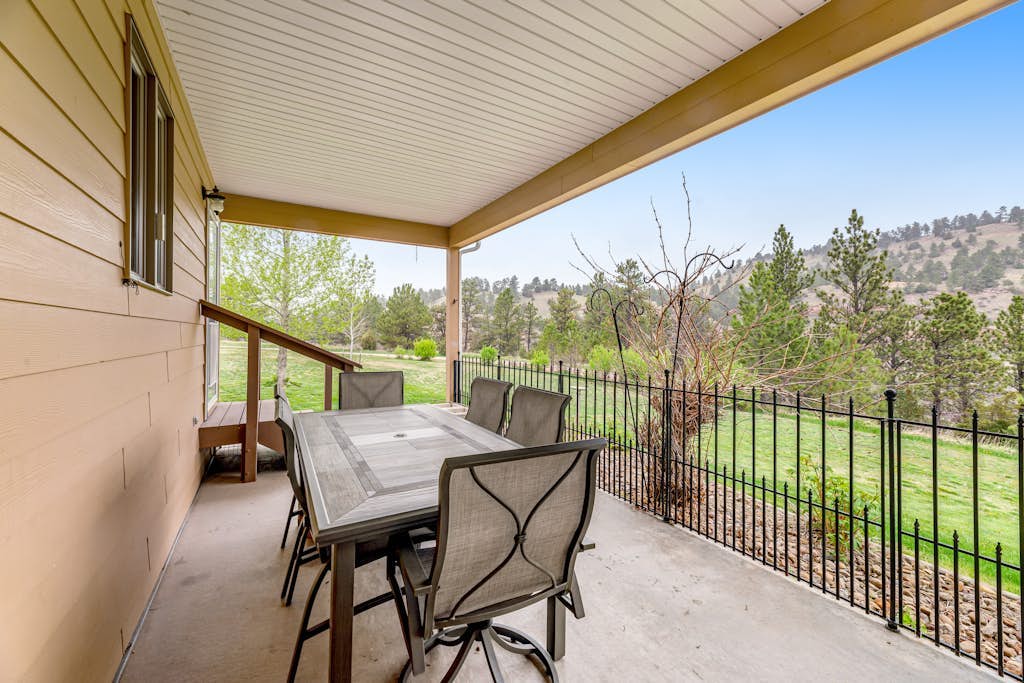 Large and attractive home w/WiFi, private washer and dryer, central AC, patio