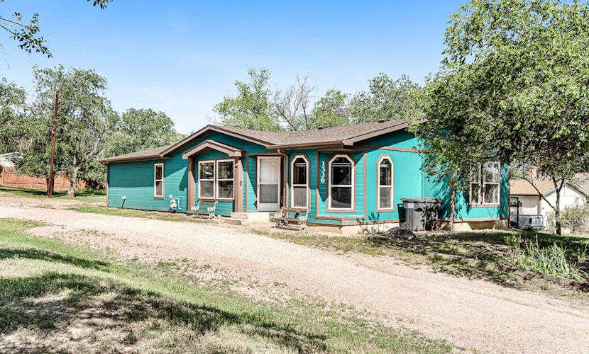 Lovely home with mountain view, central AC, fast WiFi, & washer/dryer