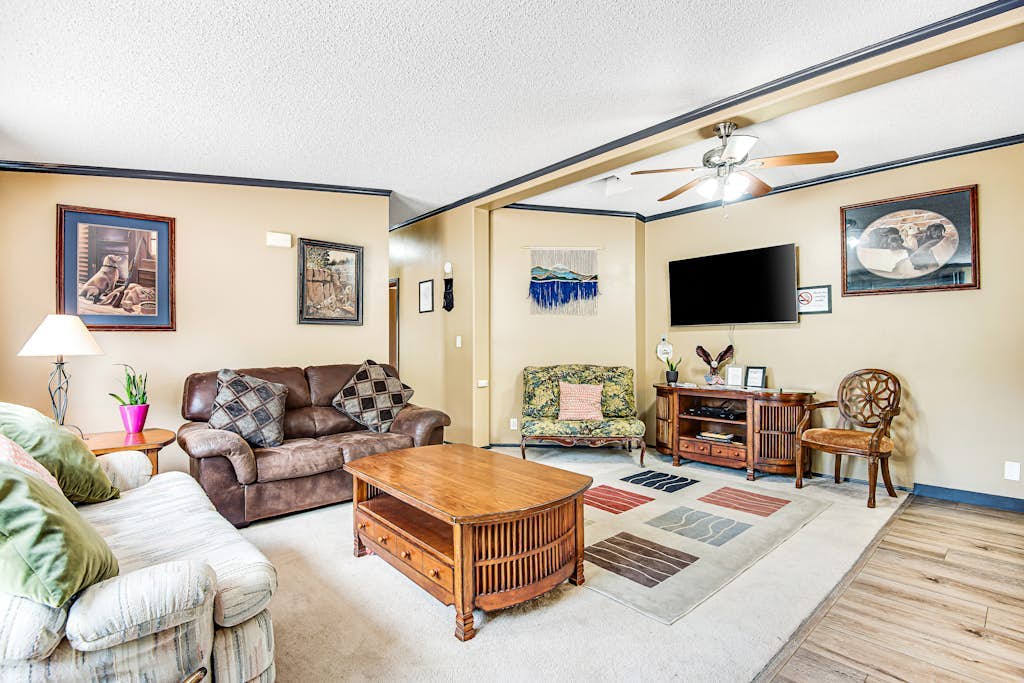 Lovely home with mountain view, central AC, fast WiFi, & washer/dryer