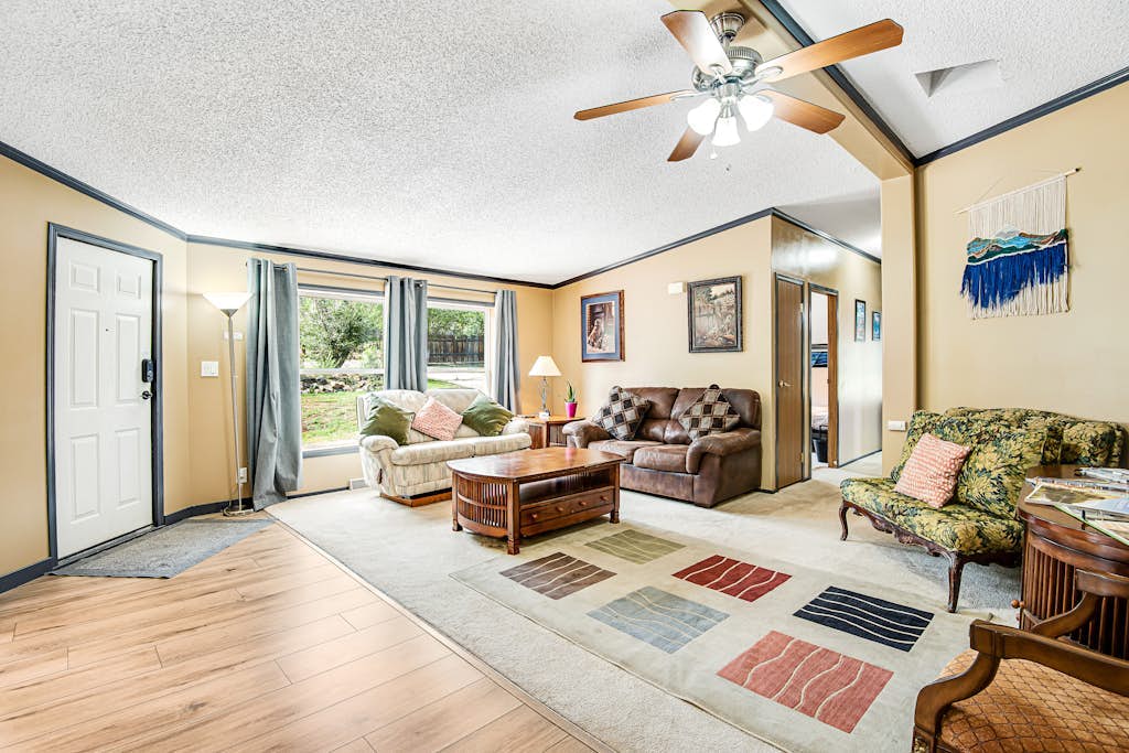 Lovely home with mountain view, central AC, fast WiFi, & washer/dryer