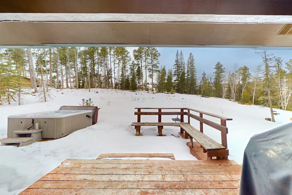 Charming home with mountain view, private hot tub, deck, & two kitchens