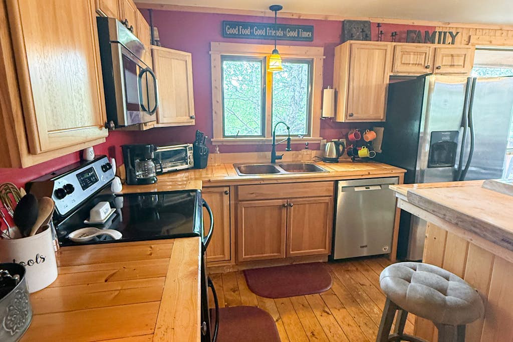 Charming cabin with outdoor hot tub, deck, wifi, and serene views