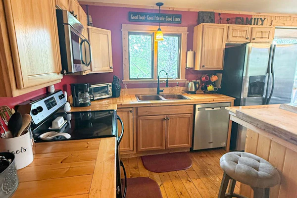 Charming cabin with outdoor hot tub, deck, wifi, and serene views