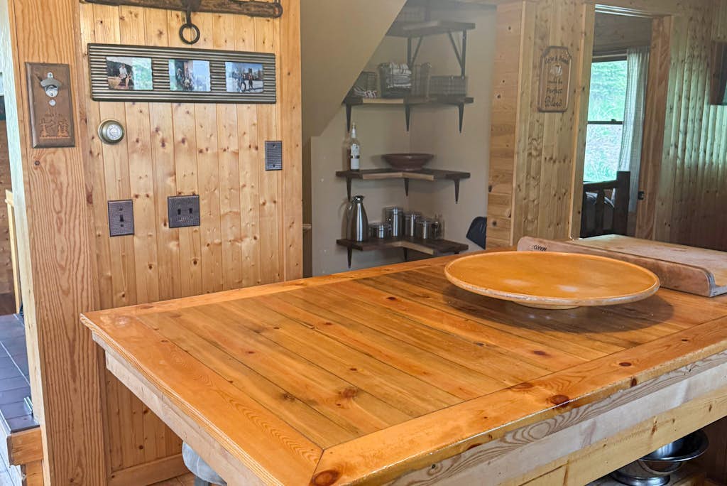 Charming cabin with outdoor hot tub, deck, wifi, and serene views