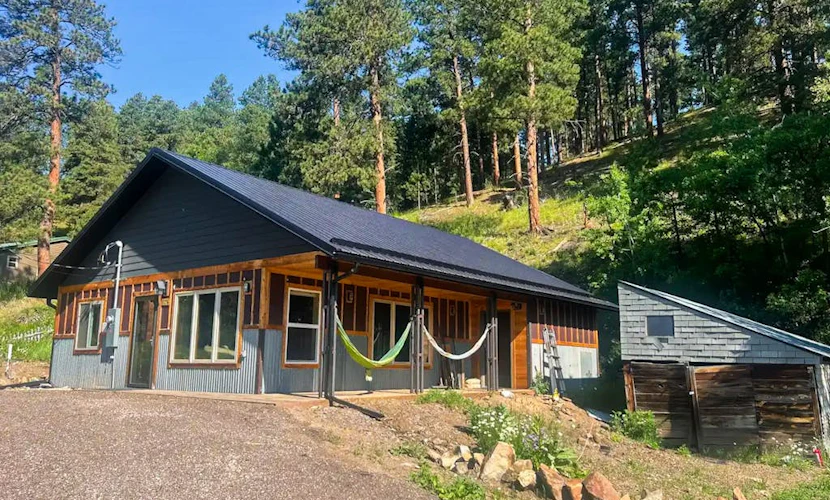 Dog-friendly, cozy home with wifi, front porch and peaceful views