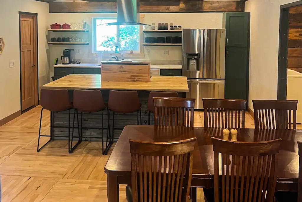 Dog-friendly, cozy home with wifi, front porch and peaceful views