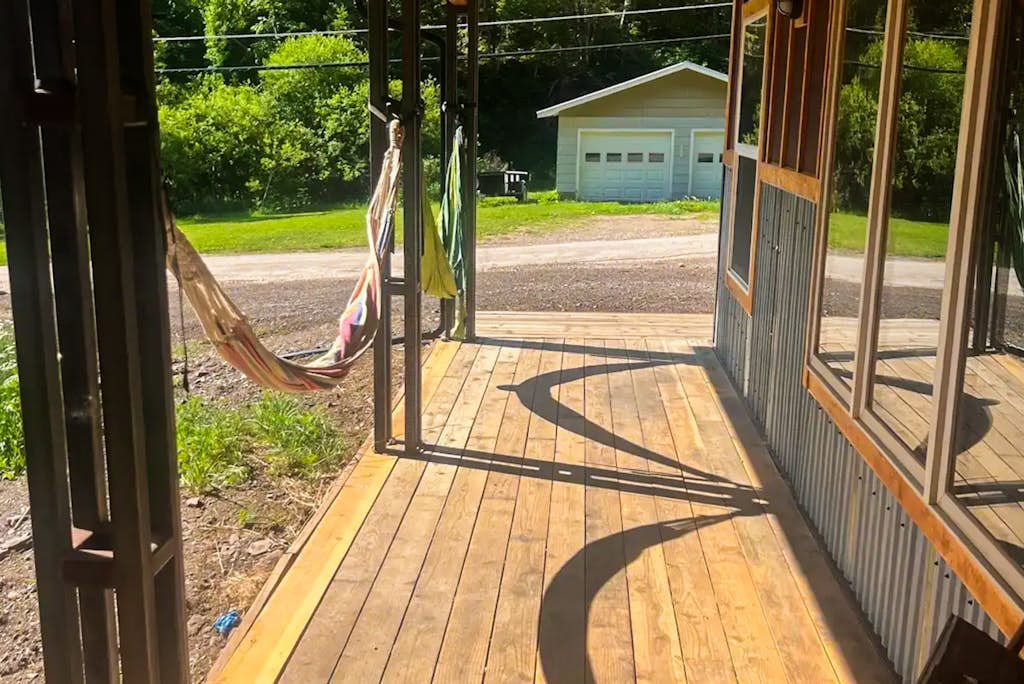 Dog-friendly, cozy home with wifi, front porch and peaceful views