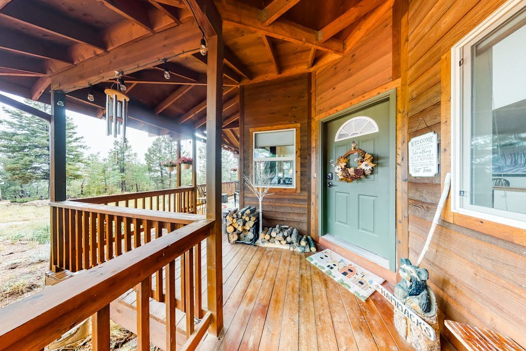 Spacious dog-friendly homelo w/ large deck, free WiFi, & separate basement space