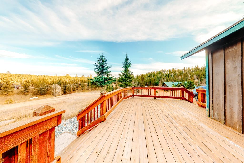 Secluded retreat w/wood stove, free WiFi, mountain & valley views, washer/dryer