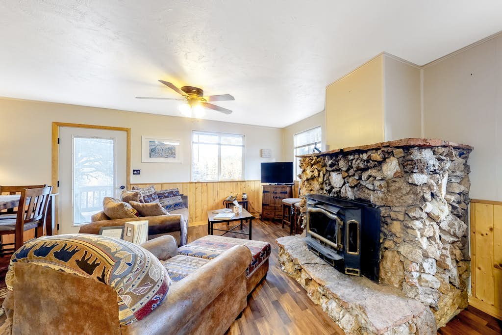 Secluded retreat w/wood stove, free WiFi, mountain & valley views, washer/dryer
