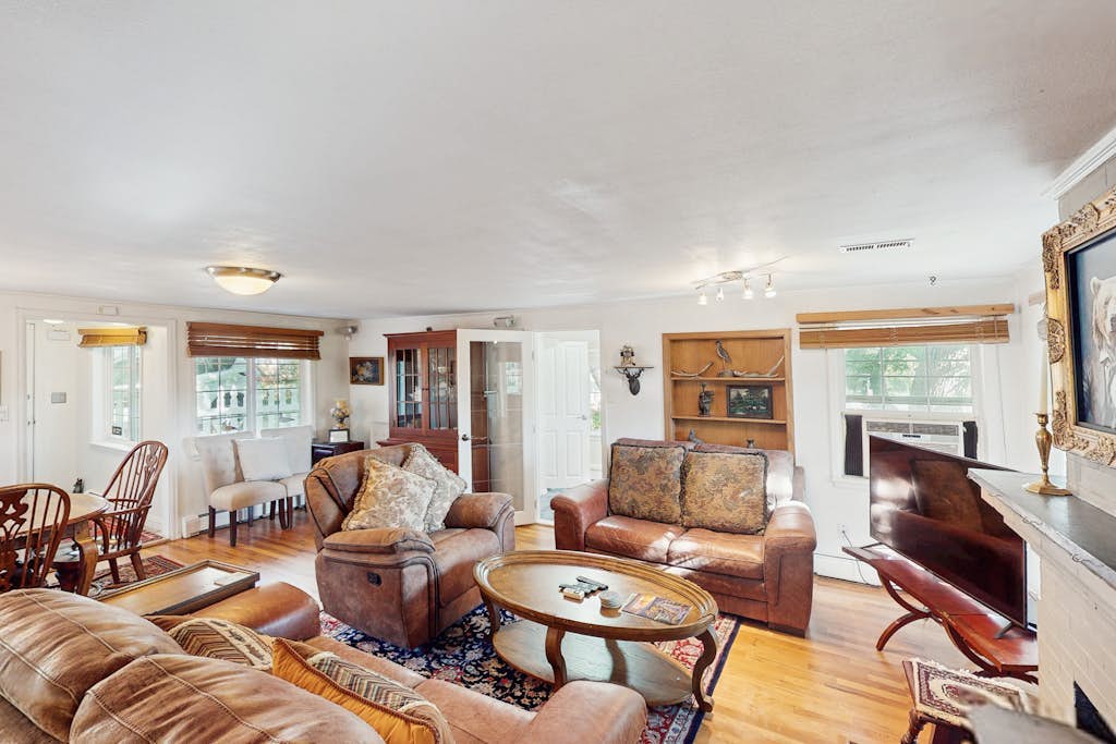 Adorable cottage w/large deck, fast WiFi, gourmet kitchen, & great location