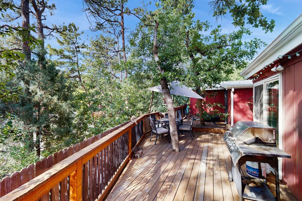 Adorable cottage w/large deck, fast WiFi, gourmet kitchen, & great location