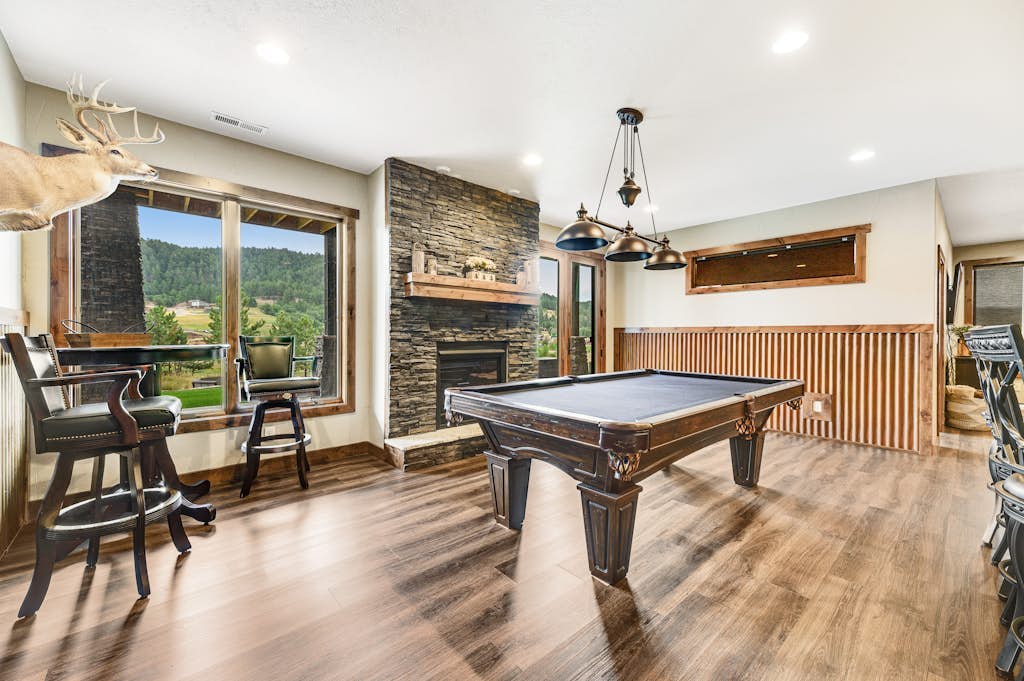 Large Black Hills home near Mount Rushmore with private hot tub & pool table