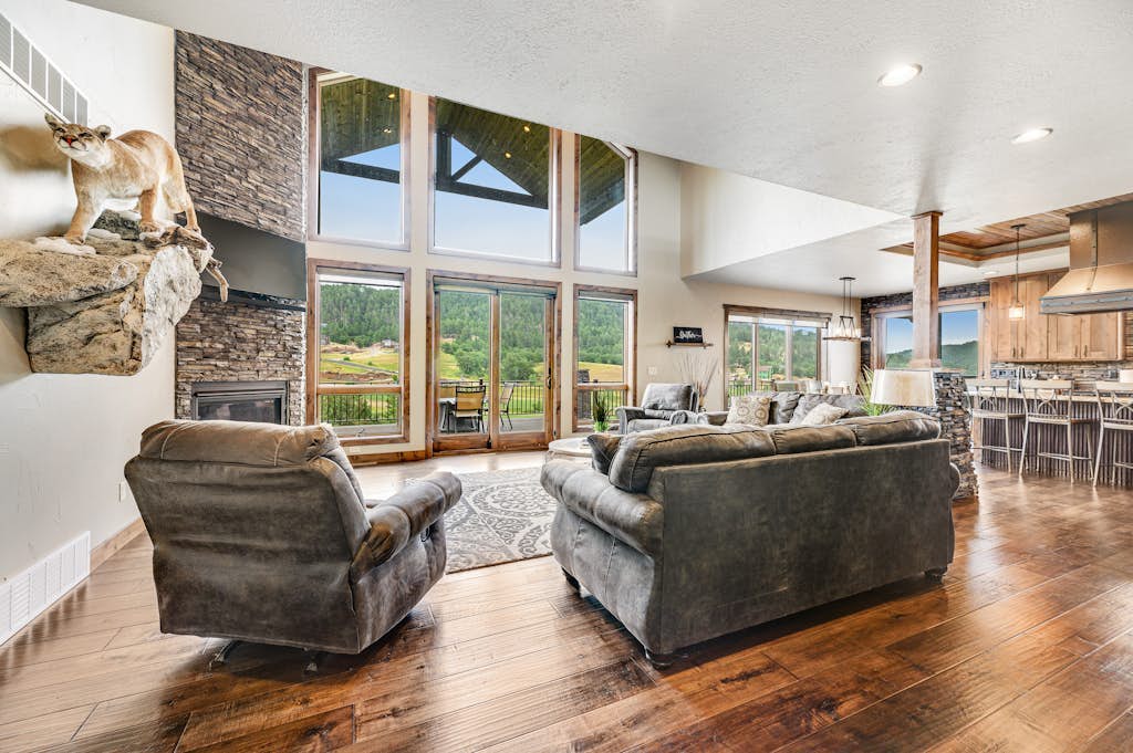 Large Black Hills home near Mount Rushmore with private hot tub & pool table